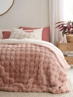 Kussentjes En Plaids|Kussentjes En Plaids|Next Aspen bedloper van imitatiebont Lichtroze