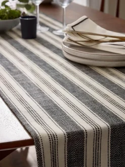 Tafellinnen En Placemats *Bedeck of Belfast Saja Stripe 100% Cotton Table Runner Antraciet