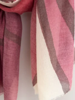 Mutsen, Handschoenen En Sjaals|Next Berry Red Abstract - Lichte sjaal