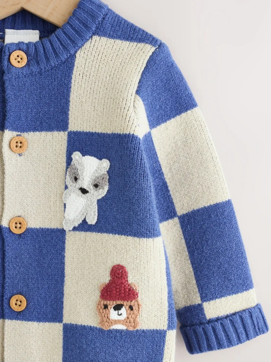 Truien En Breisels|Truien En Breisels*Next - Gebreid babyvest (0 mnd- 2 jr) Blauw geborduurd dambord Karakter