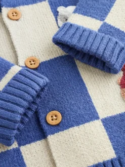 Truien En Breisels|Truien En Breisels*Next - Gebreid babyvest (0 mnd- 2 jr) Blauw geborduurd dambord Karakter