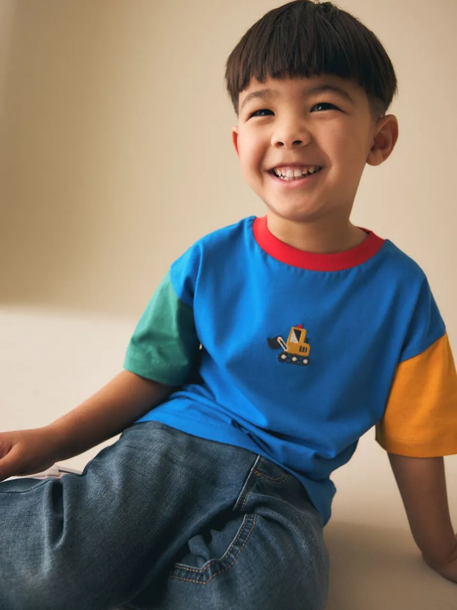 T-Shirts|Tops*Next Blauw/groen/gele graafmachine - T-shirt met korte mouwen en kleurblokken (3mnd-7jr) (3mnd-7jr)