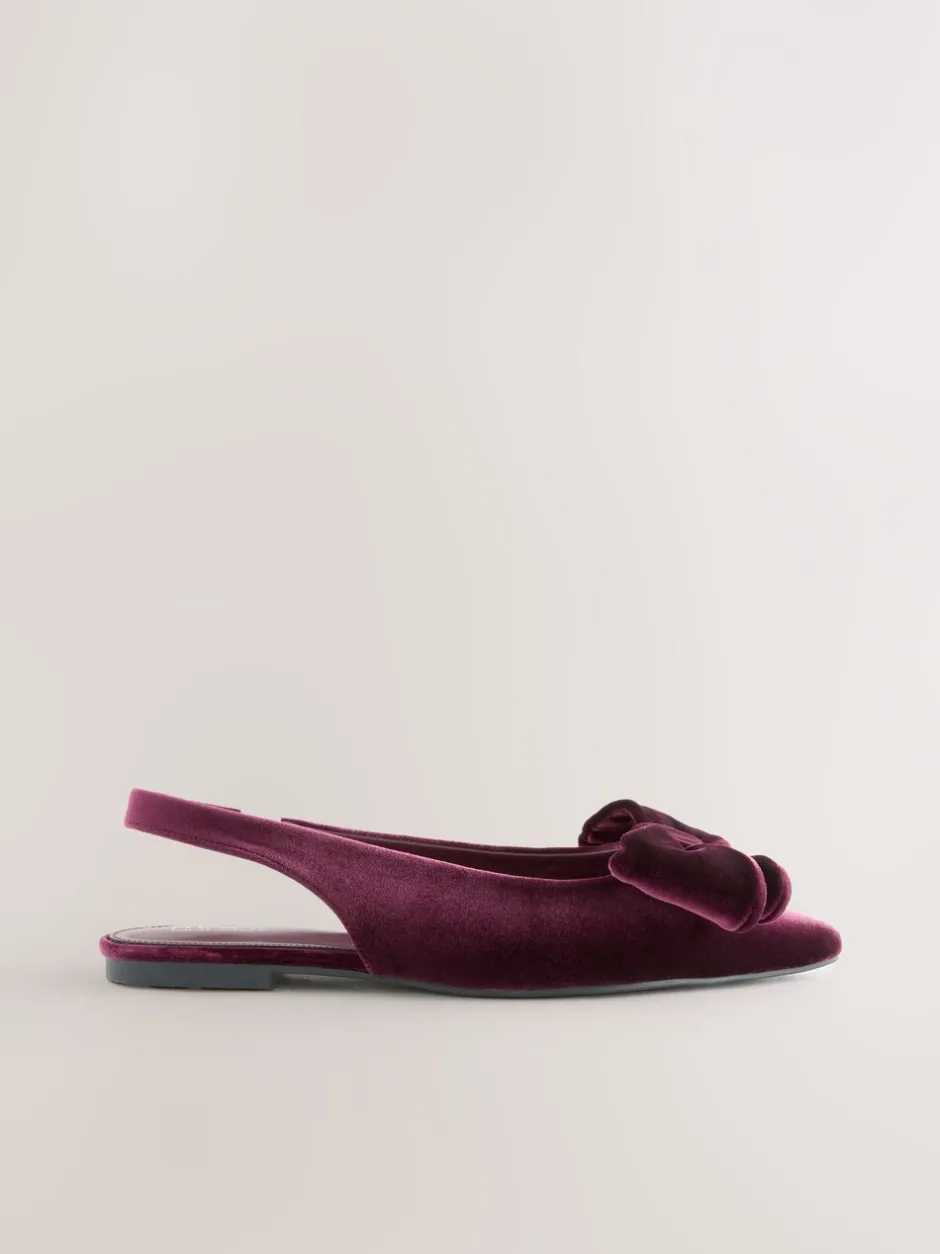 Lage Schoenen|Next - Forever Comfort® ballerina's met strik, spitse neus en hielbandje Bordeauxrood fluweel