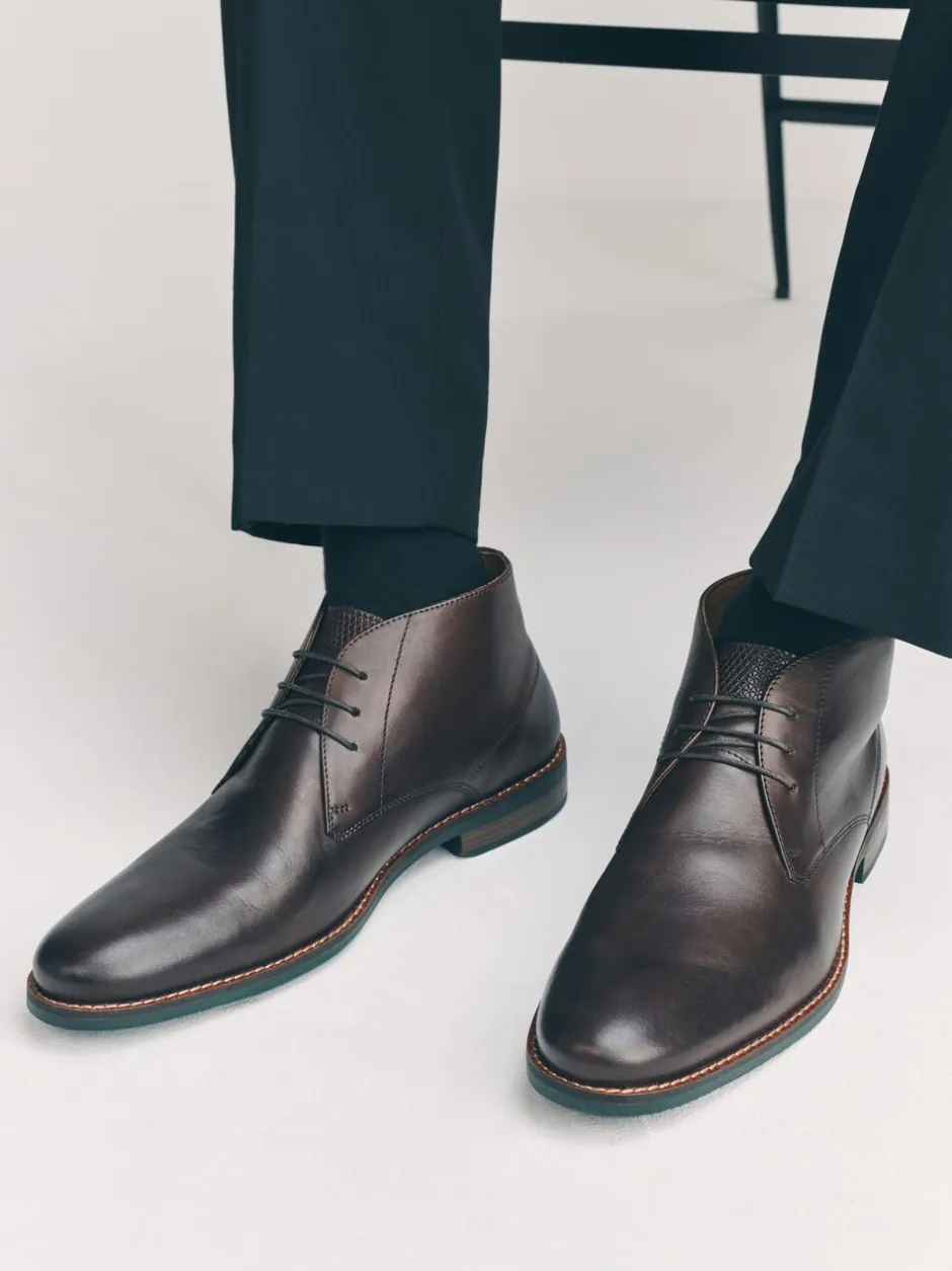 Boots|Formele Schoenen*Next Bruin - Contrast Sole Leather Chukka Boots