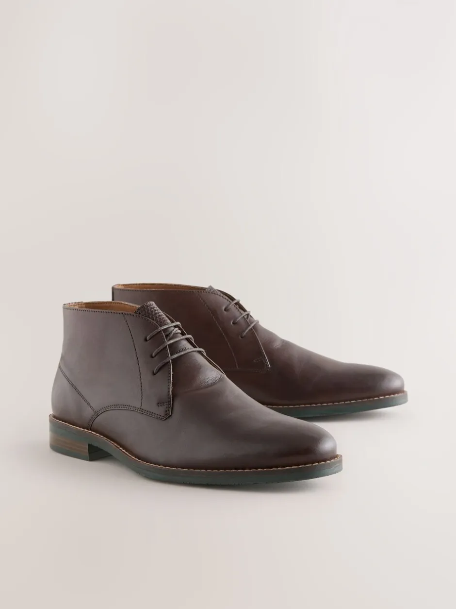 Boots|Formele Schoenen*Next Bruin - Contrast Sole Leather Chukka Boots