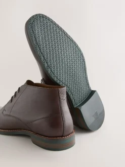 Boots|Formele Schoenen*Next Bruin - Contrast Sole Leather Chukka Boots