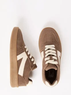 Ruimvallend En Extraruimvallend|Sneakers|Friends Like These - Lace Up Retro Gumsole Sports Trainers Bruin