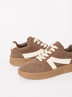 Ruimvallend En Extraruimvallend|Sneakers|Friends Like These - Lace Up Retro Gumsole Sports Trainers Bruin