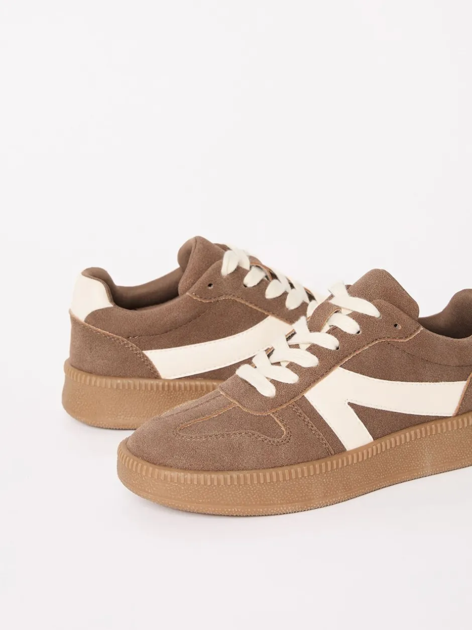 Ruimvallend En Extraruimvallend|Sneakers|Friends Like These - Lace Up Retro Gumsole Sports Trainers Bruin