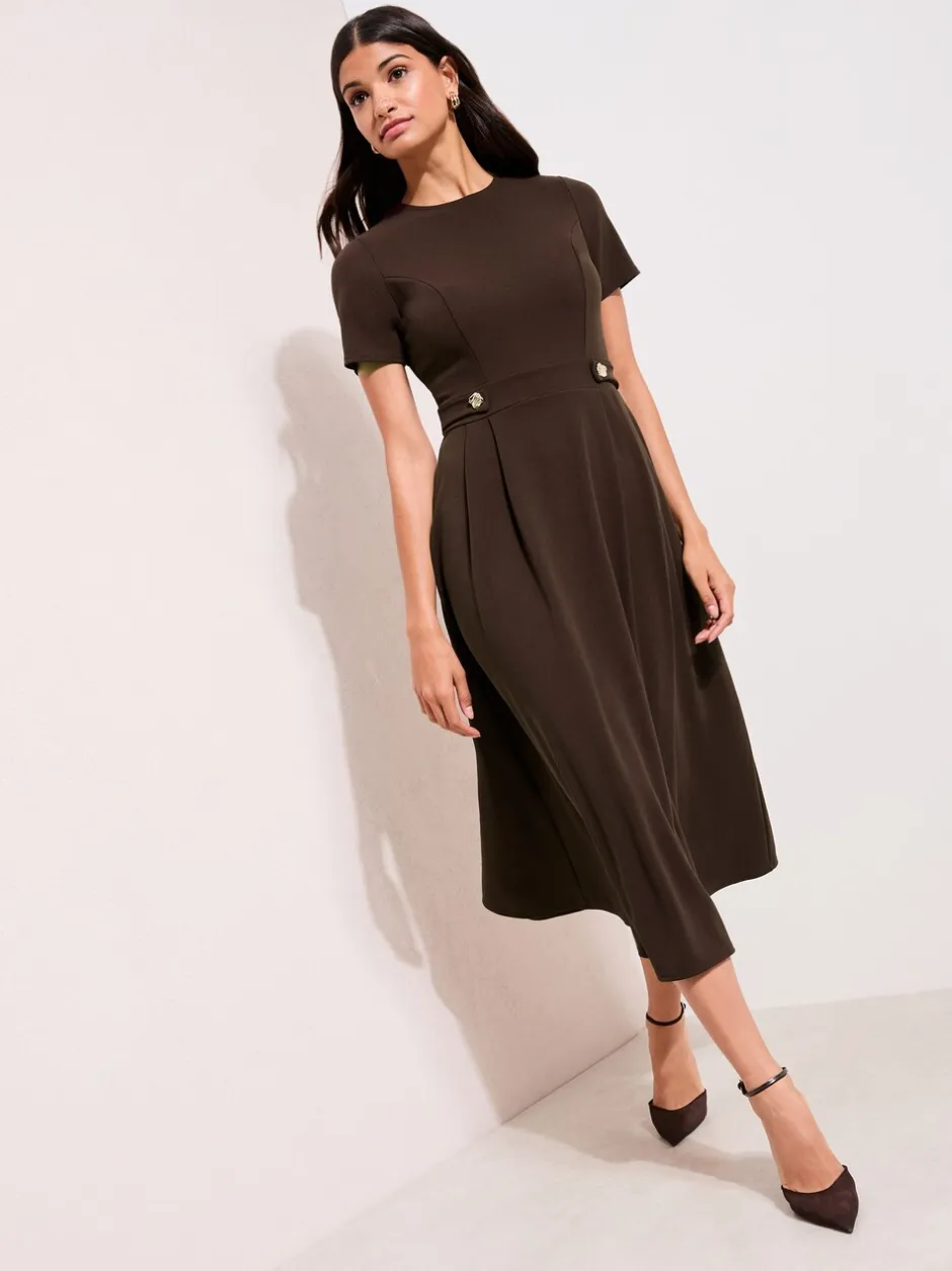Jurken*Friends Like These Bruin - Getailleerde midi-jurk met tabdetail en korte mouwen