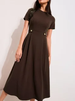 Jurken*Friends Like These Bruin - Getailleerde midi-jurk met tabdetail en korte mouwen