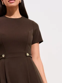 Jurken*Friends Like These Bruin - Getailleerde midi-jurk met tabdetail en korte mouwen