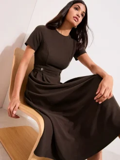 Jurken*Friends Like These Bruin - Getailleerde midi-jurk met tabdetail en korte mouwen