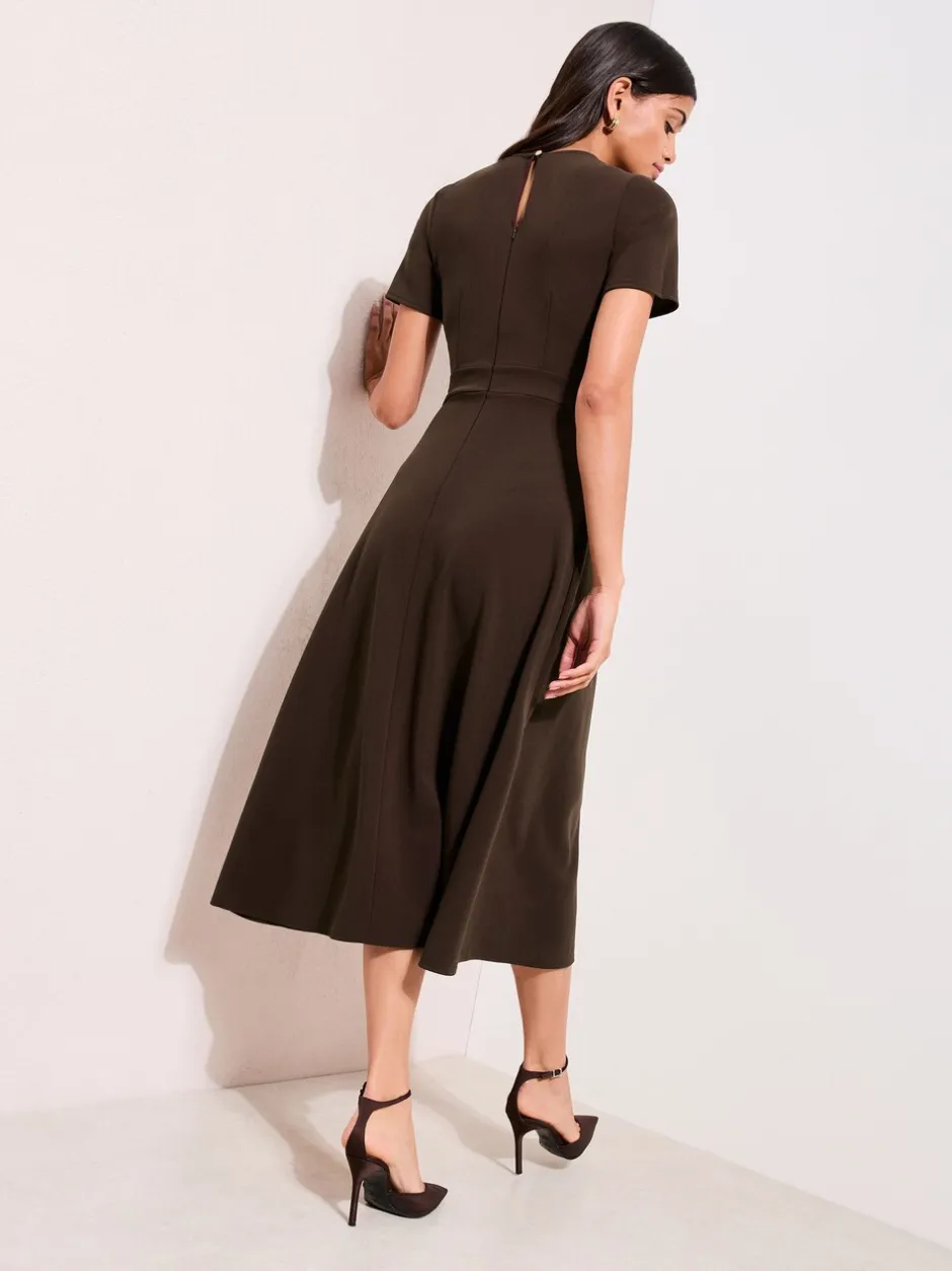 Jurken*Friends Like These Bruin - Getailleerde midi-jurk met tabdetail en korte mouwen
