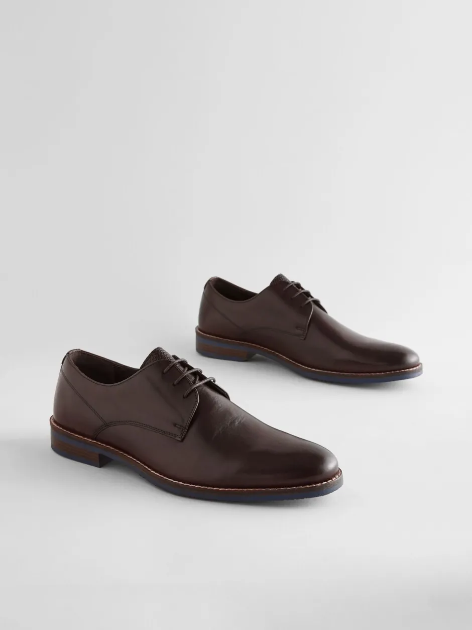 Schoenen|Formele Schoenen|Next - Standaard pasvorm - Leren Derby-schoenen met contrasterende marineblauwe zool Bruin