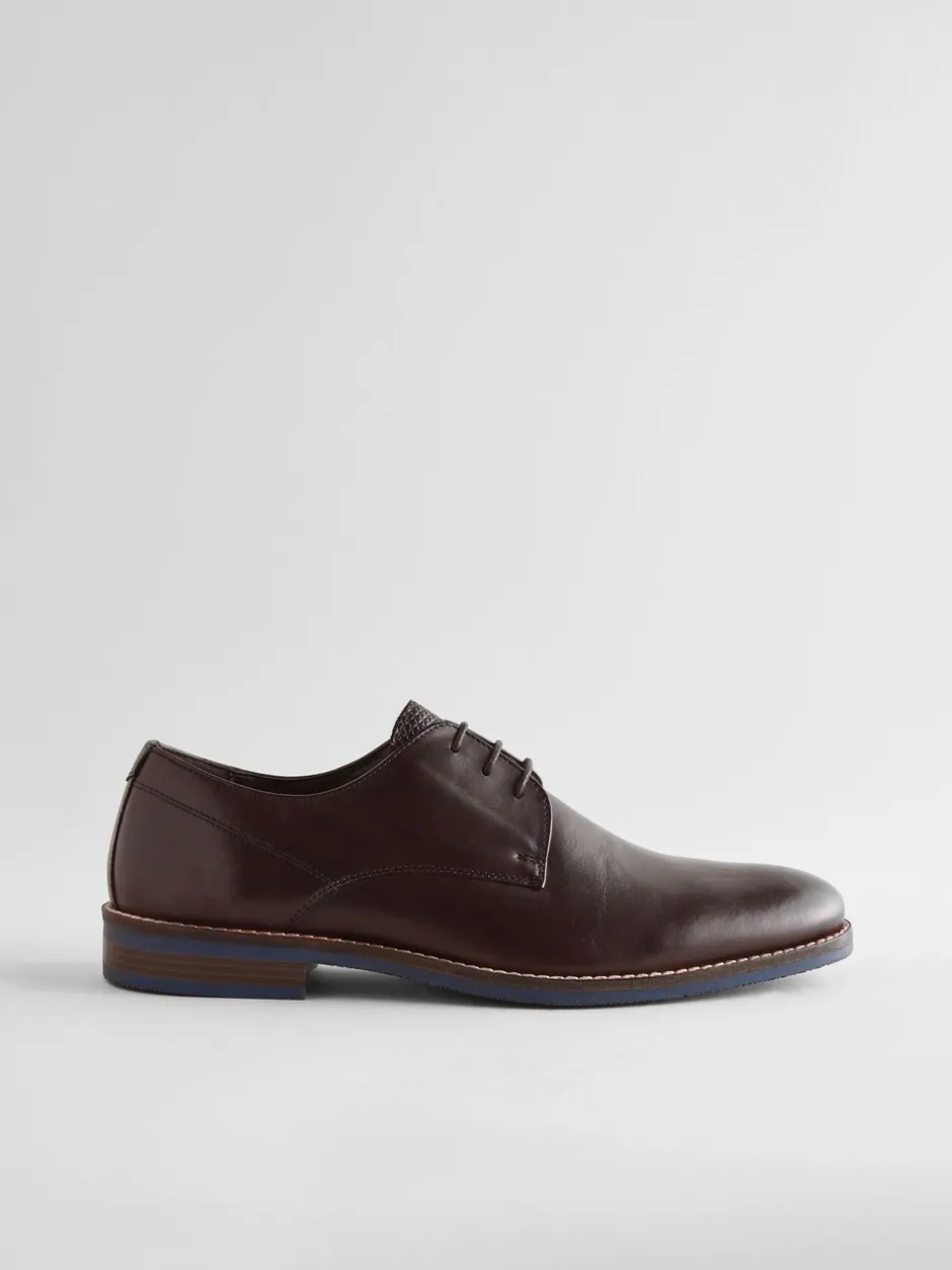 Schoenen|Formele Schoenen|Next - Standaard pasvorm - Leren Derby-schoenen met contrasterende marineblauwe zool Bruin