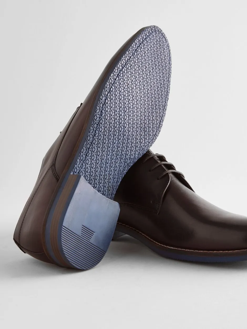 Schoenen|Formele Schoenen|Next - Standaard pasvorm - Leren Derby-schoenen met contrasterende marineblauwe zool Bruin