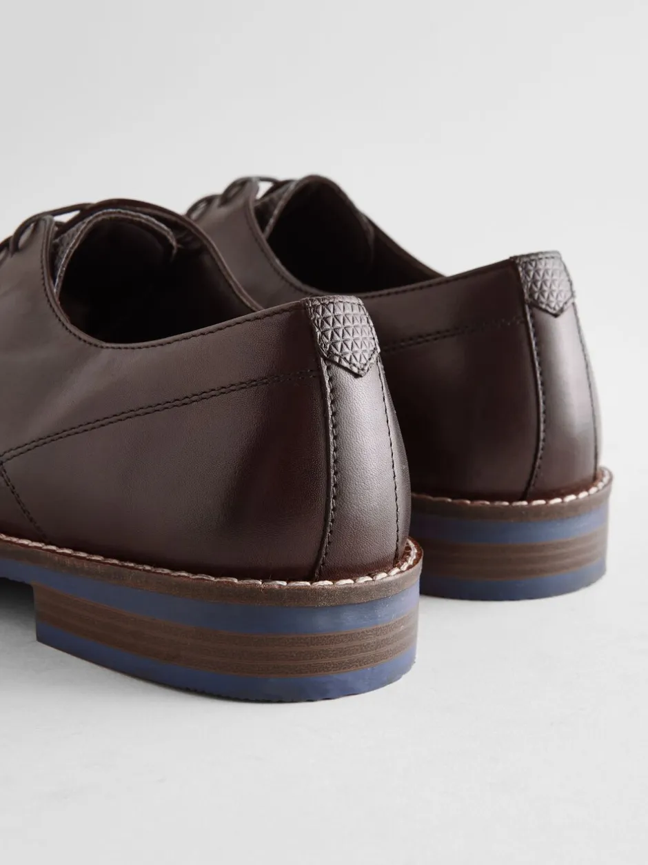 Schoenen|Formele Schoenen|Next - Standaard pasvorm - Leren Derby-schoenen met contrasterende marineblauwe zool Bruin