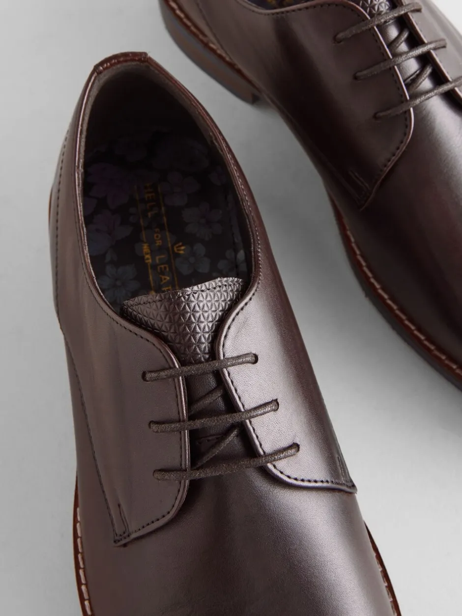 Schoenen|Formele Schoenen|Next - Standaard pasvorm - Leren Derby-schoenen met contrasterende marineblauwe zool Bruin