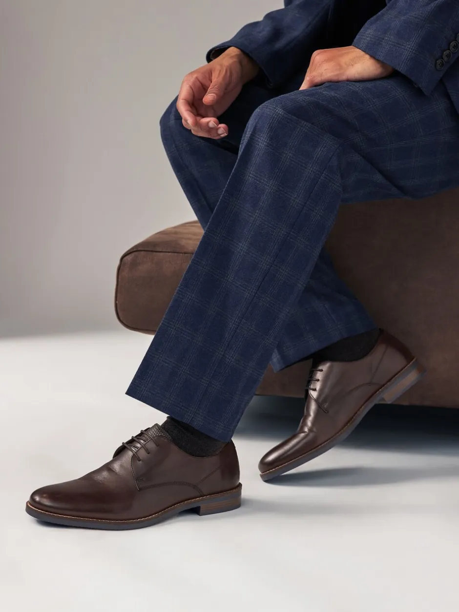 Schoenen|Formele Schoenen|Next - Standaard pasvorm - Leren Derby-schoenen met contrasterende marineblauwe zool Bruin