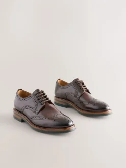 Schoenen|Formele Schoenen*Next - Standaard pasvorm - Leren brogues met contrasterende dikke zool Bruin