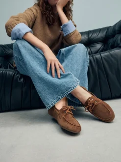 Ruimvallend En Extraruimvallend|Lage Schoenen|Next - Leren bootschoenen met ronde neus Bruin suède