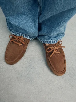 Ruimvallend En Extraruimvallend|Lage Schoenen|Next - Leren bootschoenen met ronde neus Bruin suède