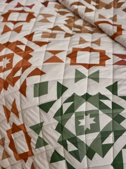 Catherine Lansfield|Catherine Lansfield - Doorgestikte beddensprei met geometrisch patchworkmotief in herfstkleuren