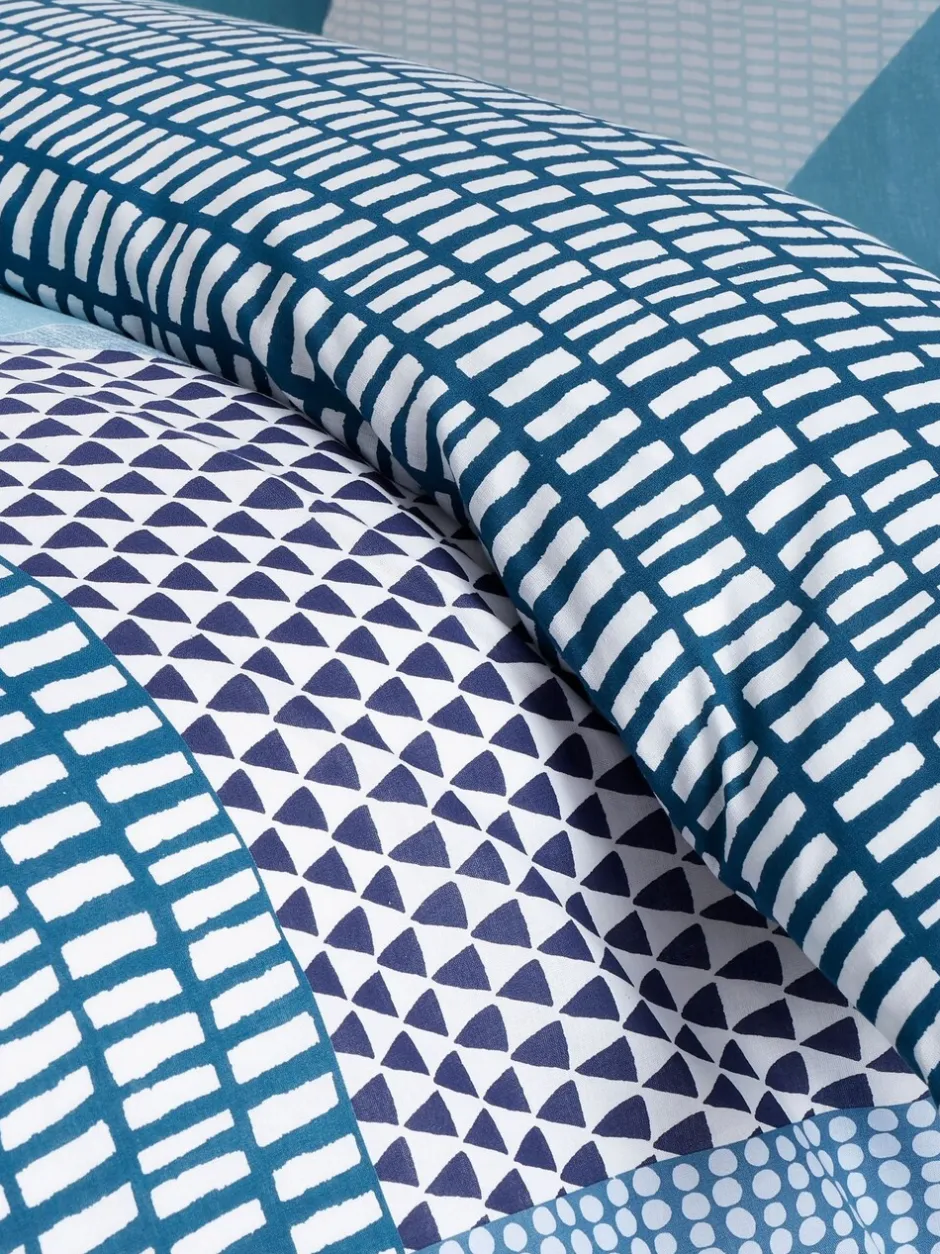 Catherine Lansfield|Catherine Lansfield Larsson set van dekbedovertrek en sloop met geometrische print
