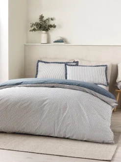 Catherine Lansfield*Catherine Lansfield Oxford Pinstripe Reversible Duvet Cover Set Donkerblauw