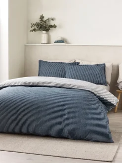 Catherine Lansfield*Catherine Lansfield Oxford Pinstripe Reversible Duvet Cover Set Donkerblauw