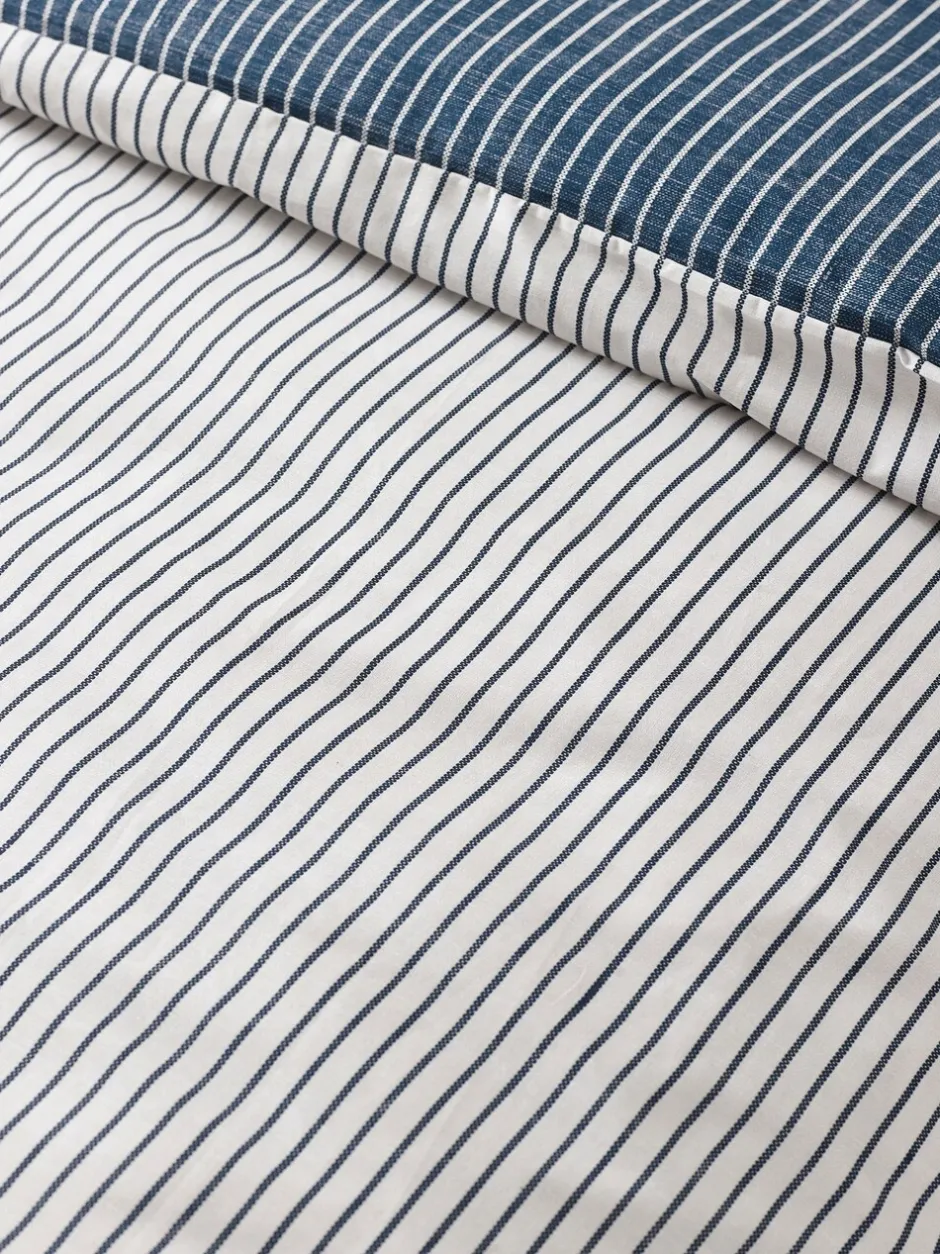 Catherine Lansfield*Catherine Lansfield Oxford Pinstripe Reversible Duvet Cover Set Donkerblauw