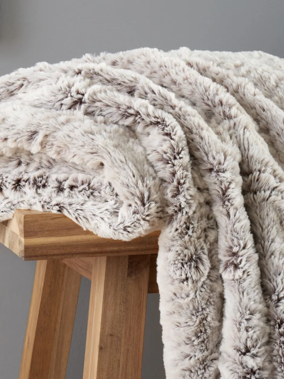 Catherine Lansfield|Kussentjes En Plaids*Catherine Lansfield Wolf imitatiebont bedloper