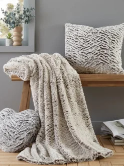 Catherine Lansfield|Kussentjes En Plaids*Catherine Lansfield Wolf imitatiebont bedloper