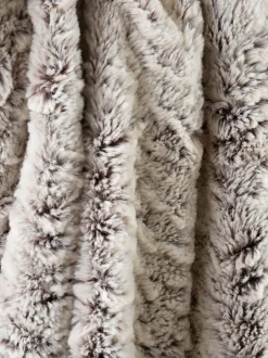 Catherine Lansfield|Kussentjes En Plaids*Catherine Lansfield Wolf imitatiebont bedloper