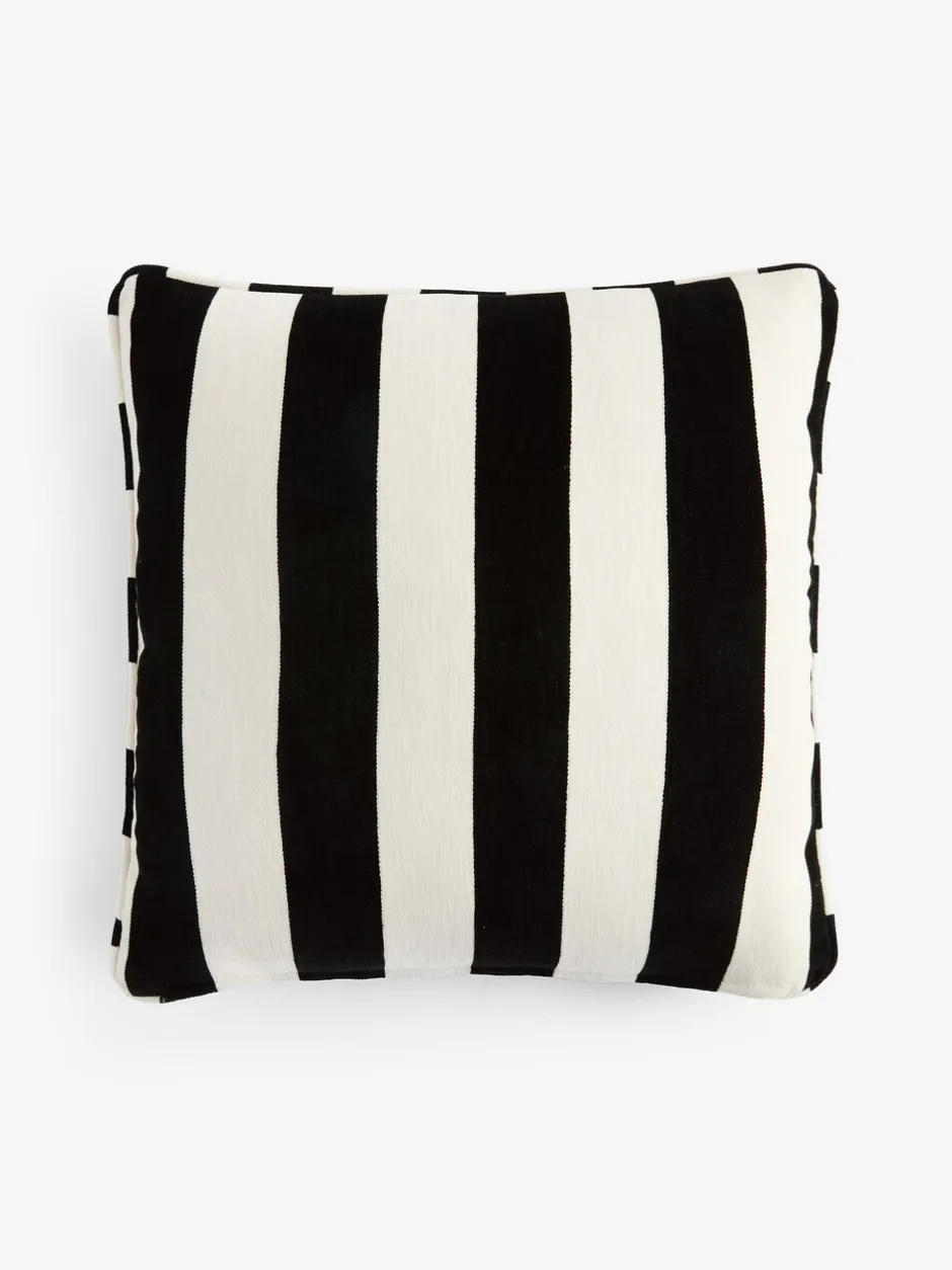 Kussentjes En Plaids|Kussentjes En Plaids*Next Chenille gestreept kussen Zwart/wit