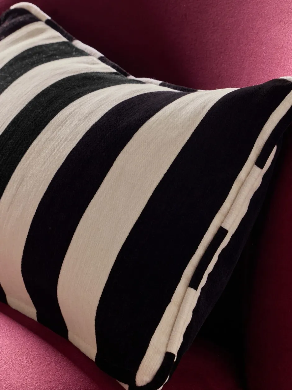 Kussentjes En Plaids|Kussentjes En Plaids*Next Chenille gestreept kussen Zwart/wit