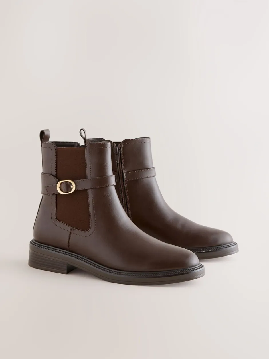 Ruimvallend En Extraruimvallend|Boots*Next - Chelsea Boots met gesp Chocoladebruin