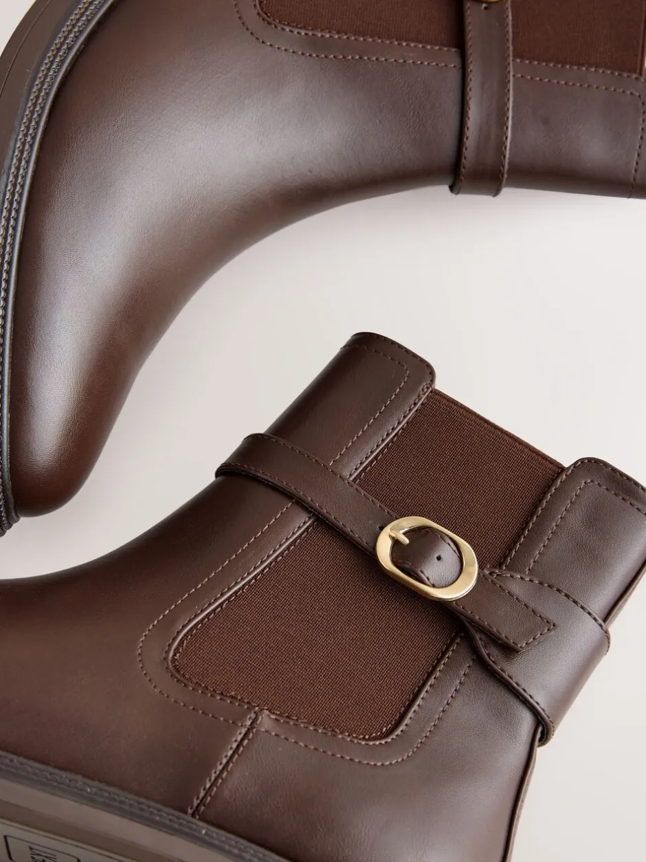 Ruimvallend En Extraruimvallend|Boots*Next - Chelsea Boots met gesp Chocoladebruin