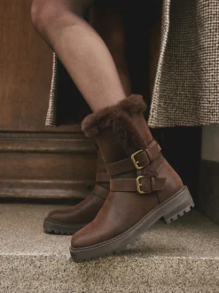 Ruimvallend En Extraruimvallend|Boots|Next - Forever Comfort® enkellaarzen met dubbele gesp en voering van imitatiebont Chocoladebruin