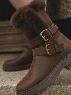 Ruimvallend En Extraruimvallend|Boots|Next - Forever Comfort® enkellaarzen met dubbele gesp en voering van imitatiebont Chocoladebruin