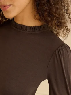 Blouses En Overhemden|Love & Roses Chocoladebruin - jersey top met ruches aan de hals en lange mouwen