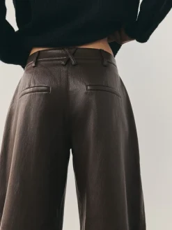 Broeken*Nothing Ordinary - Faux Leather Barrel Leg Trousers Chocoladebruin