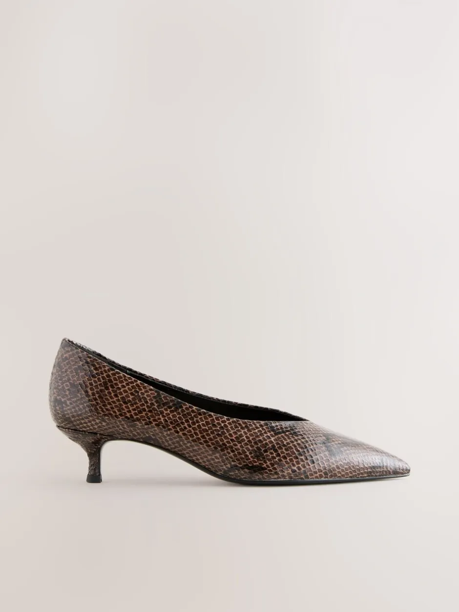 Schoenen Met Hakken|Next - Puntige lage naaldhakken schoenen Chocoladebruin