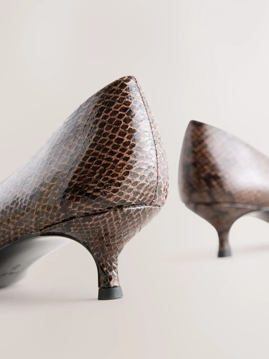 Schoenen Met Hakken|Next - Puntige lage naaldhakken schoenen Chocoladebruin