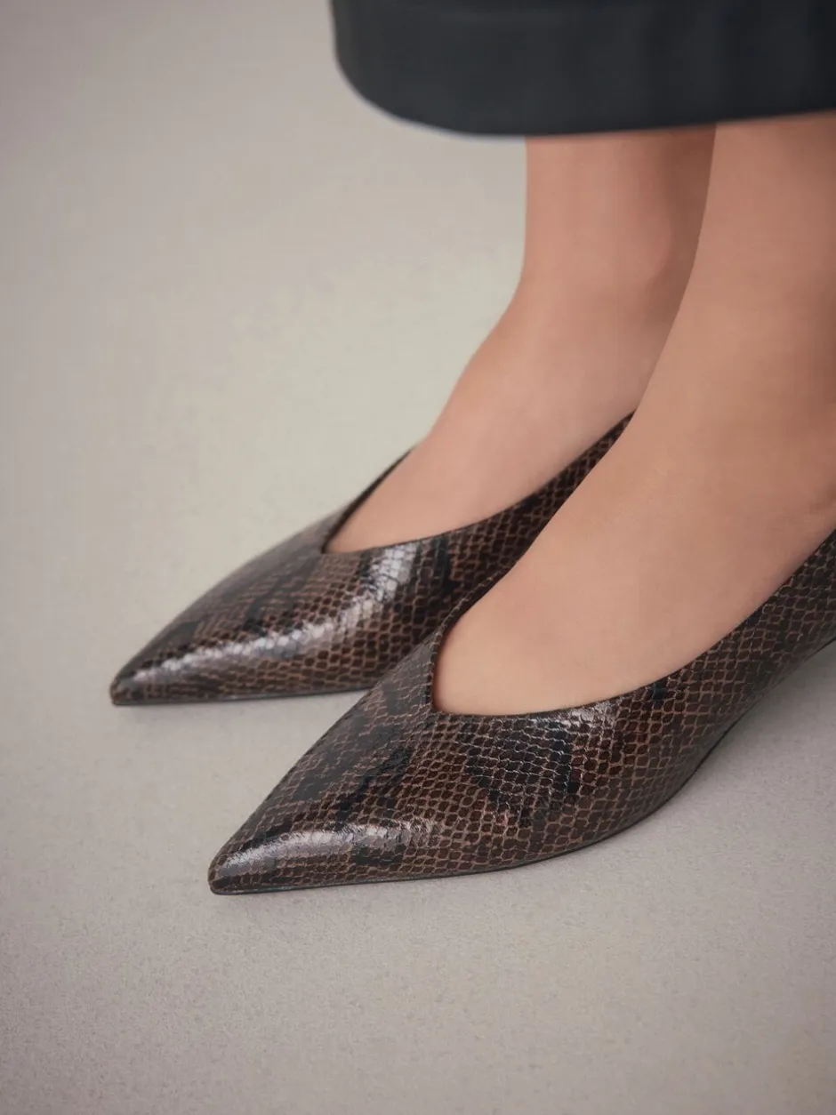 Schoenen Met Hakken|Next - Puntige lage naaldhakken schoenen Chocoladebruin