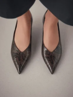 Schoenen Met Hakken|Next - Puntige lage naaldhakken schoenen Chocoladebruin