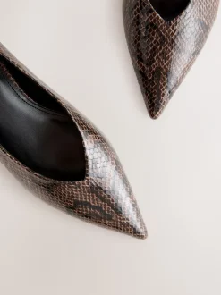 Schoenen Met Hakken|Next - Puntige lage naaldhakken schoenen Chocoladebruin