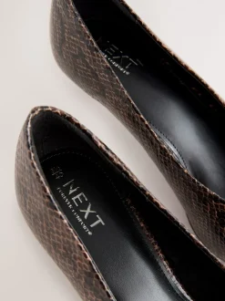 Schoenen Met Hakken|Next - Puntige lage naaldhakken schoenen Chocoladebruin