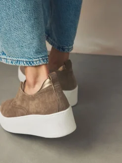 Sneakers|Next Chocoladebruin - Signature leren sneakers met dikke plateauzolen en sleehak